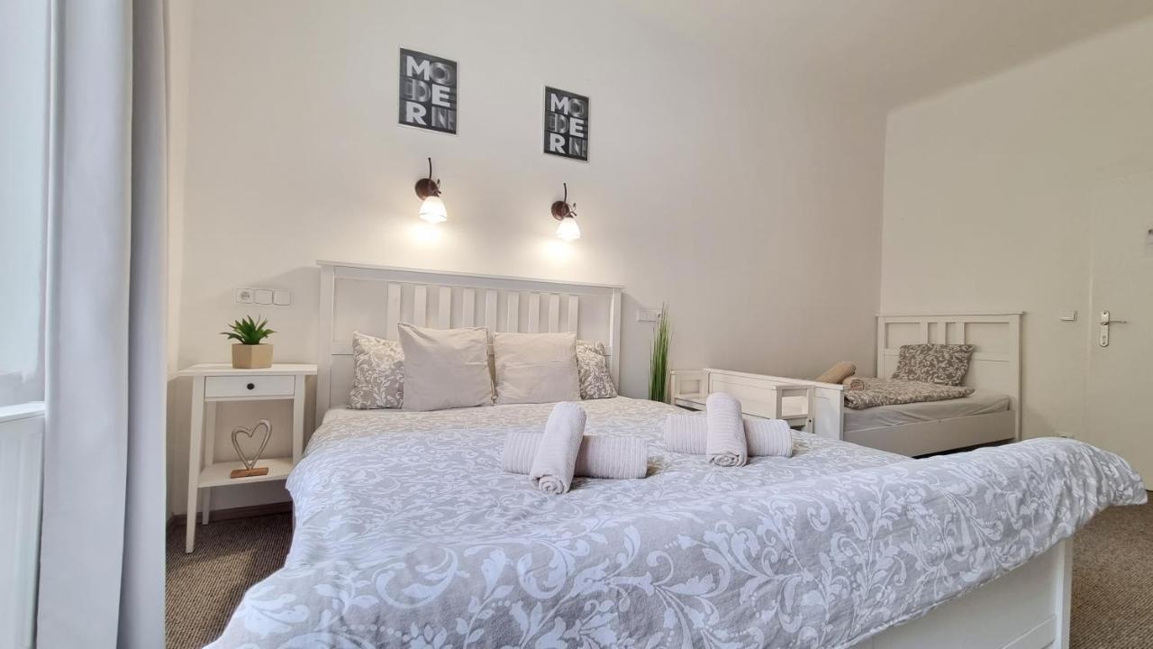 Finnem Rentals Zikova Прага Екстериор снимка